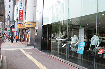 松屋の手前へ